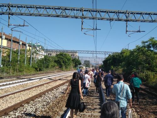 Milano, treno si ferma: panico. "Fumo e scintille da un vagone"