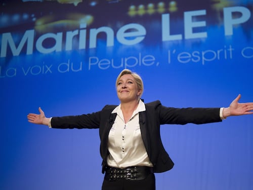 Parigi alza le misure di sicurezza. Le Pen: "Chiudere le frontiere"