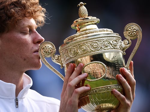 Wimbledon, perché sul trofeo maschile c’è un ananas: il significato che si cela dietro questo simbolo