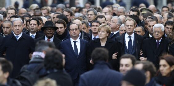L'abbraccio a Parigi dei leader mondiali 2