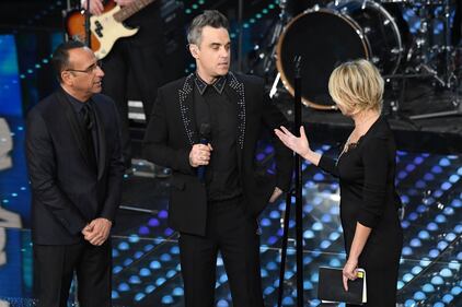 Sanremo 2017, Maria De Filippi e il bacio agli ospiti 24