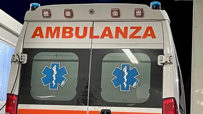 Prende la pistola del papà e si spara: gravissimo un 16enne a Roma