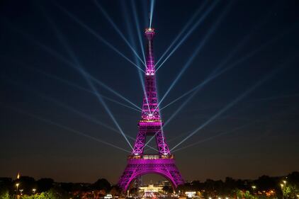 La Tour Eifell si colora per i suoi 130 anni 10
