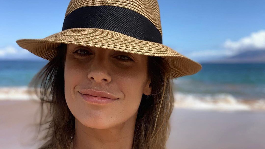 Elisabetta Canalis gioca con le trasparenze e il web non ci sta: "Sei mamma, copriti"