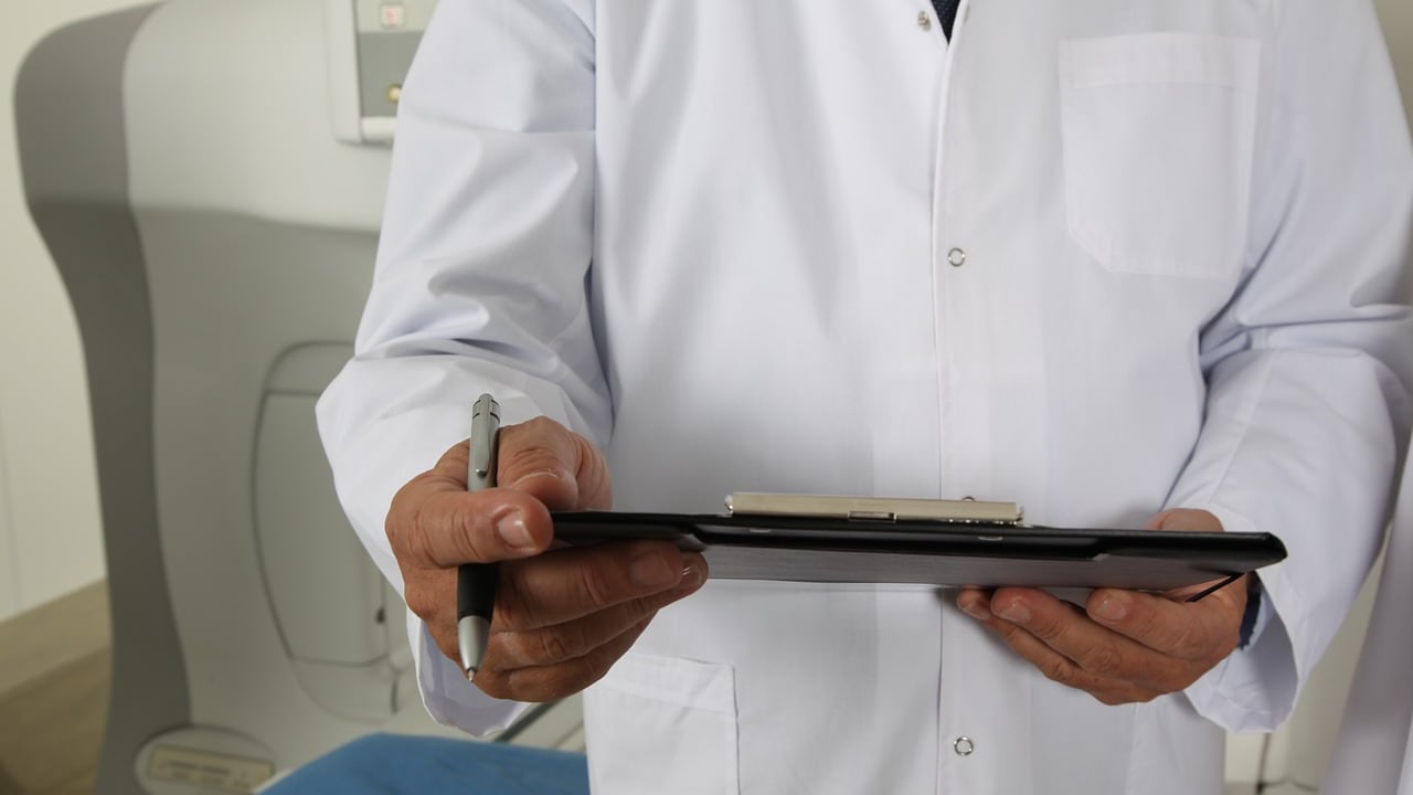 Finte visite in ospedale, viceprocuratore onorario e cardiologo arrestati per violenza sessuale