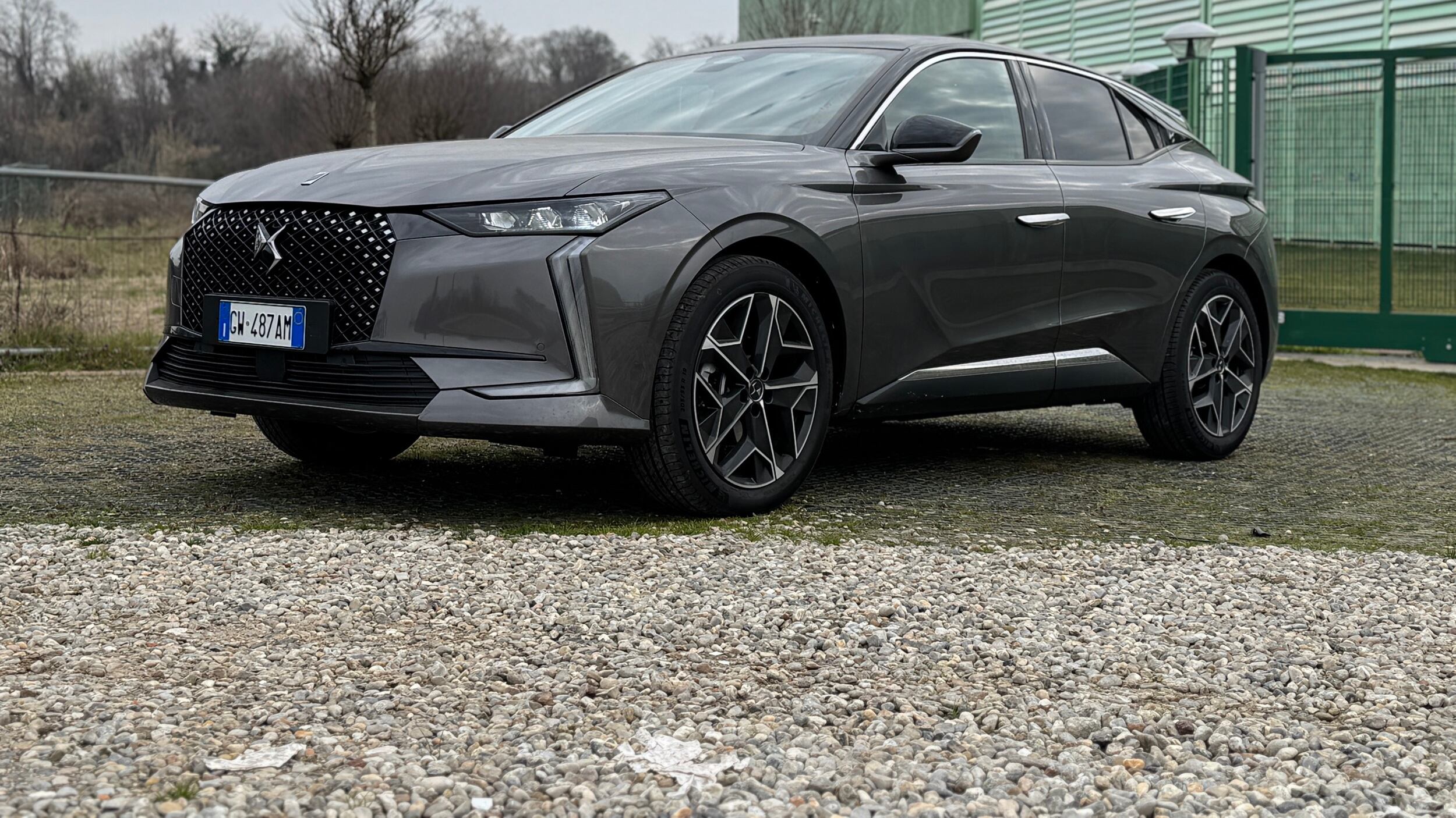 DS 4 Hybrid, il punto di incontro tra stile francese ed efficienza urbana
