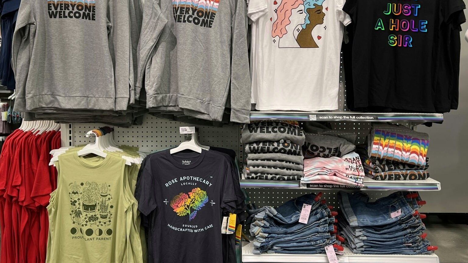 Magliette Lgbt e pro-Pride per bambini: è bufera su Target negli Usa