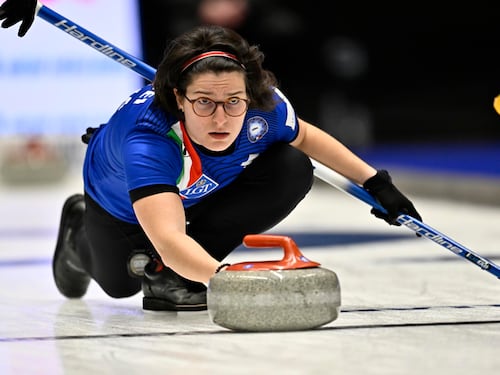 "Al suo posto la figlia del dt". Chi è Angela Romei, l'atleta di curling esclusa da Milano-Cortina 2026