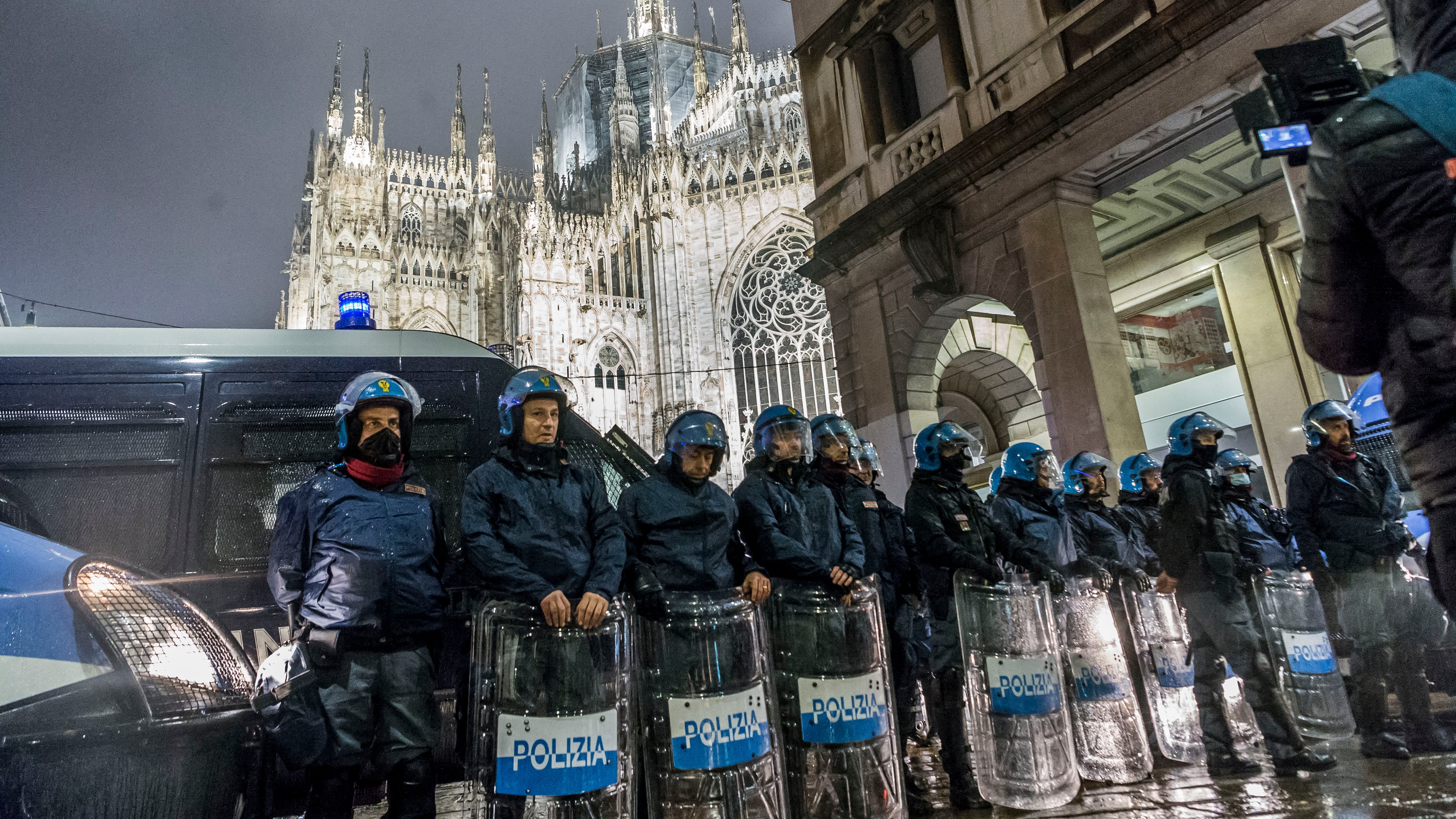 Sfida No Pass a Milano: in centro contro i divieti
