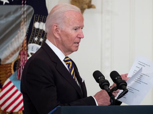 "Armi a Kiev finché continua l'assalto russo": Biden avvisa Putin