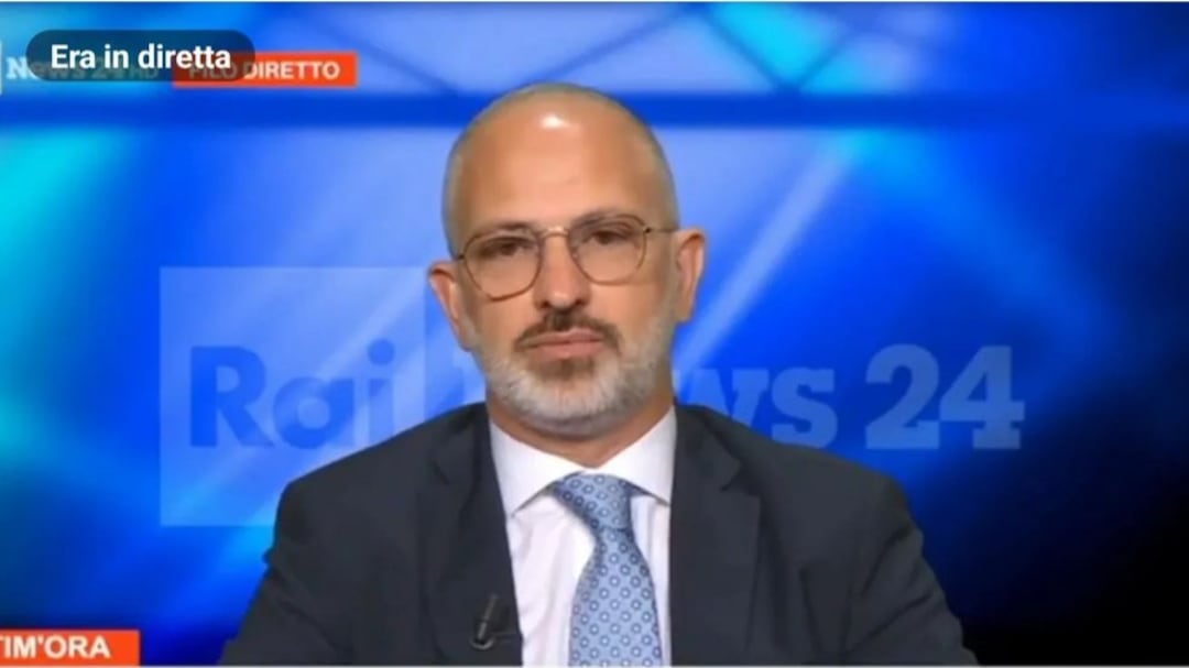 Pistola puntata in faccia, paura per il senatore M5s: "Salvato dal tesserino parlamentare"