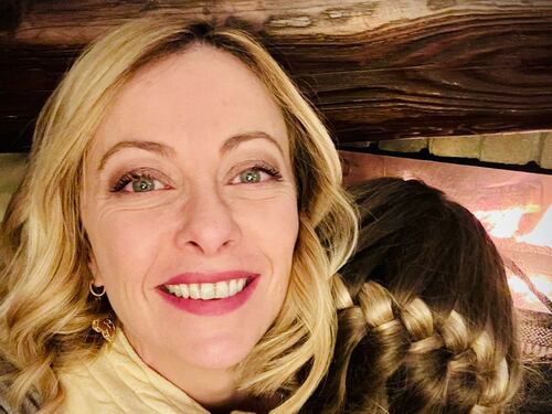“Auguri di gioia e serenità”. Il messaggio di Natale di Giorgia Meloni