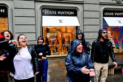 Giovani imbrattano con salsa di pomodoro le vetrine di Gucci, Prada e Louis Vuitton 4