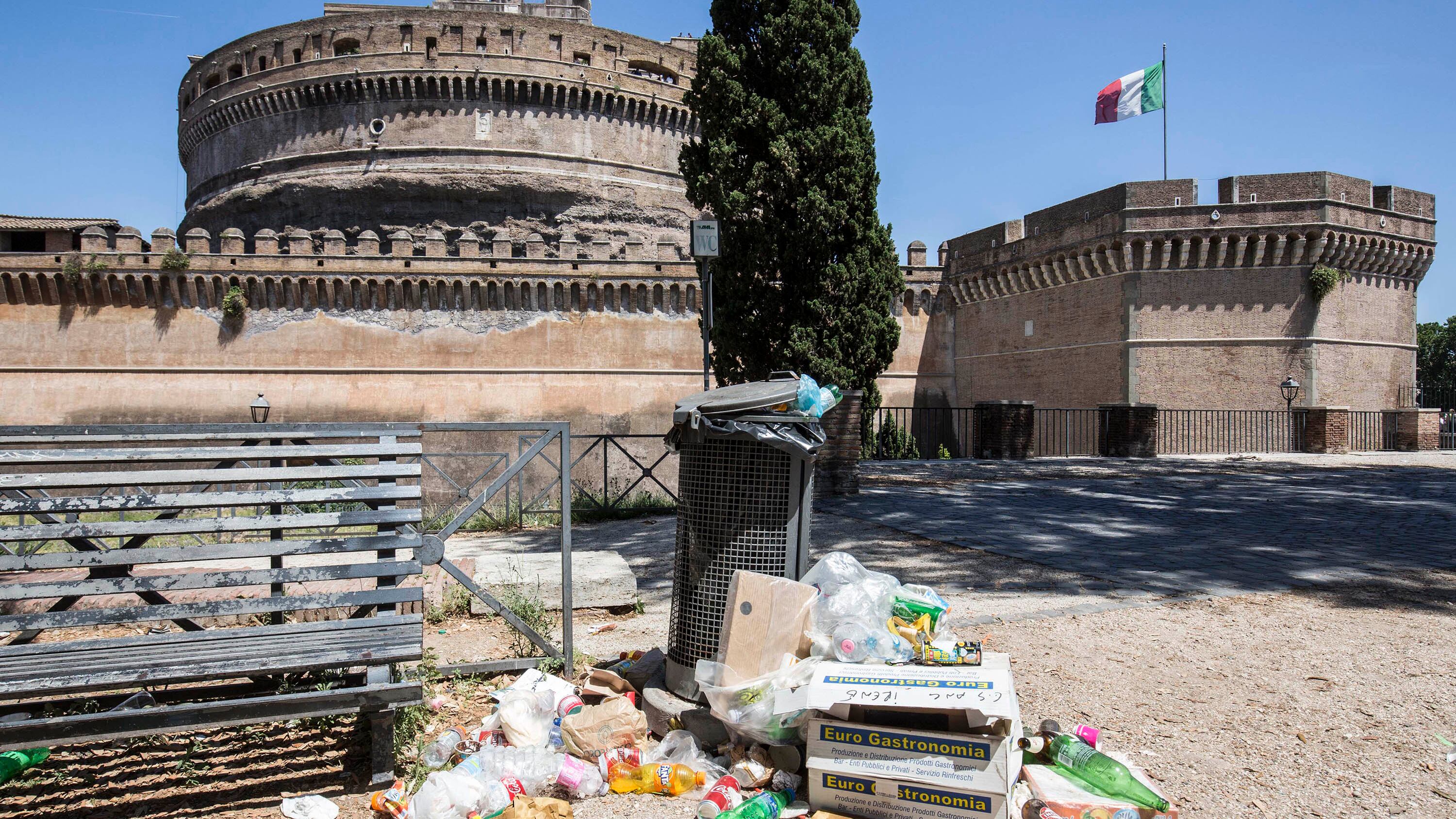 Roma sfregiata dai rifiuti e dai delinquenti