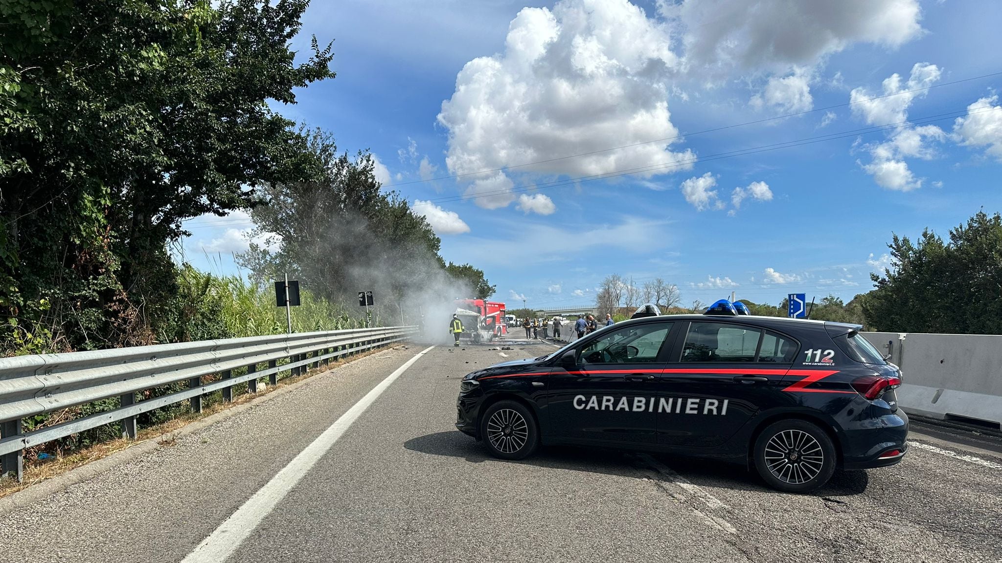 Assalto a un portavalori nel Brindisino: spari e auto in fiamme sulla statale 613