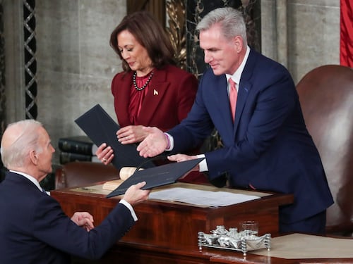 Caos Usa, ora Biden rischia l’impeachment: "Era complice degli affari esteri del figlio"
