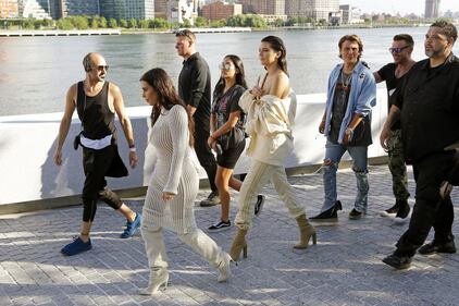Kim Kardashian, tra passerelle e selfie hot 17