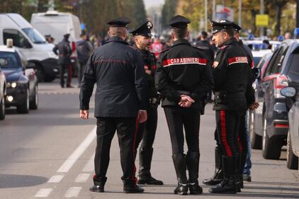 Latitante prende ostaggi un ufficio postale a Reggio Emilia 8