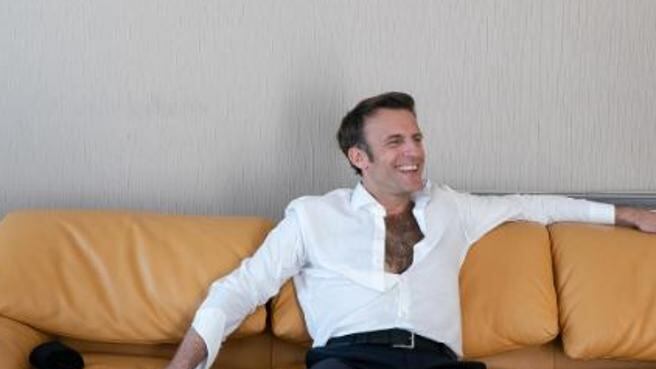 Macron (in camicia) al duello. È caccia al 25% dei francesi