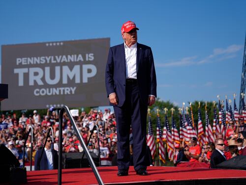 "Ho sperato di non essere colpito". Parla il fotografo che ha immortalato il proiettile indirizzato a Trump
