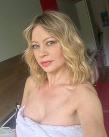 Anna Falchi, topless in piscina 7