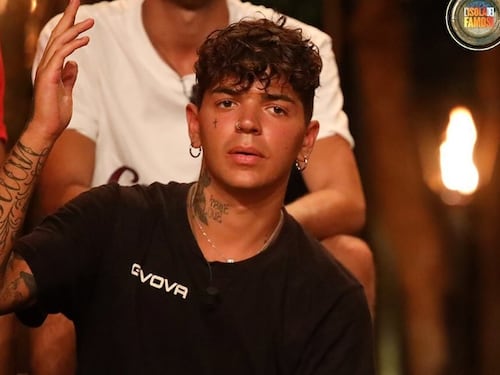 "Ha una brutta infezione". E il concorrente salta la diretta dell'Isola