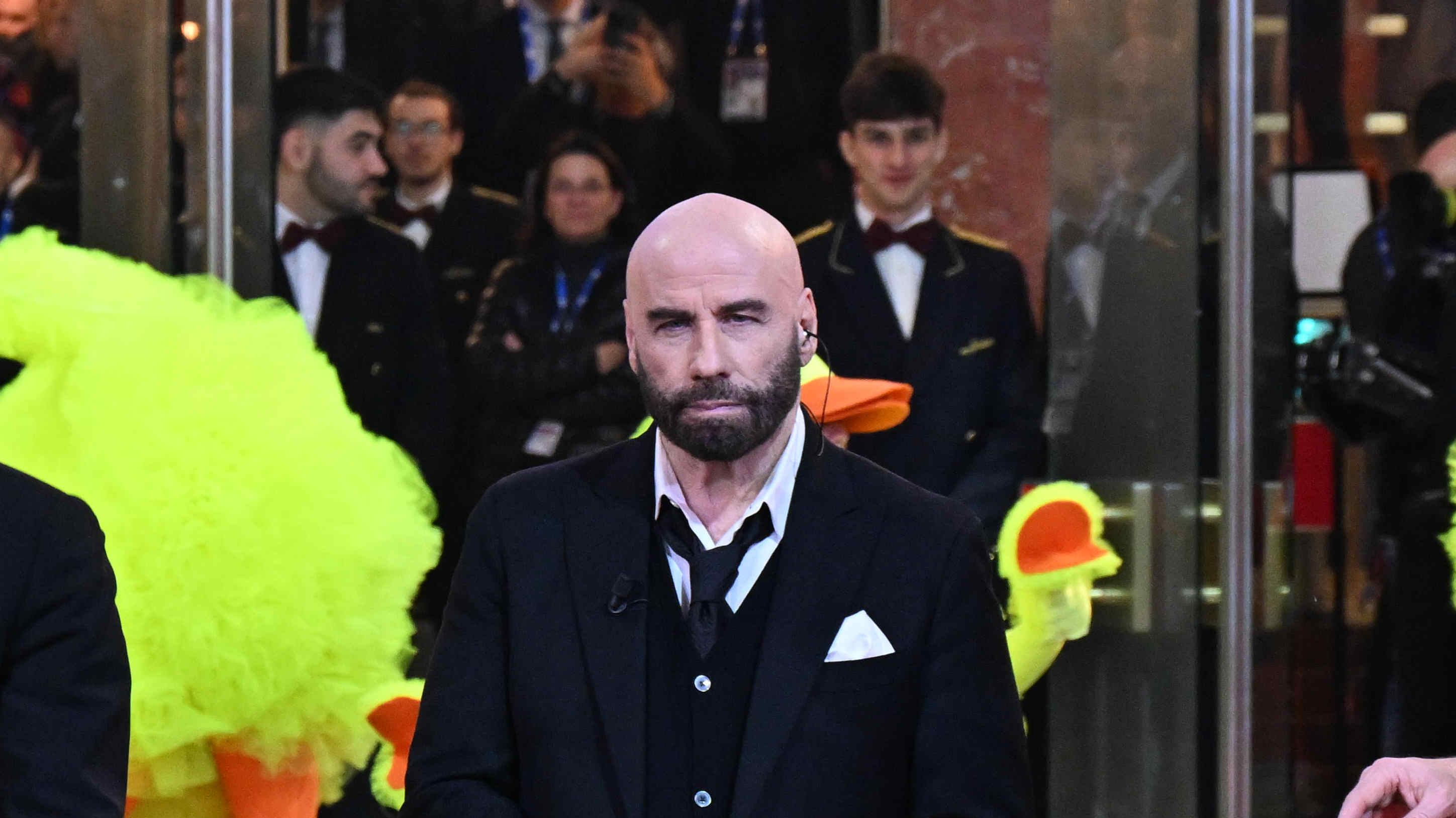 "Gag deplorevole". Il centrodestra valuta di portare in aula il "caso Travolta"