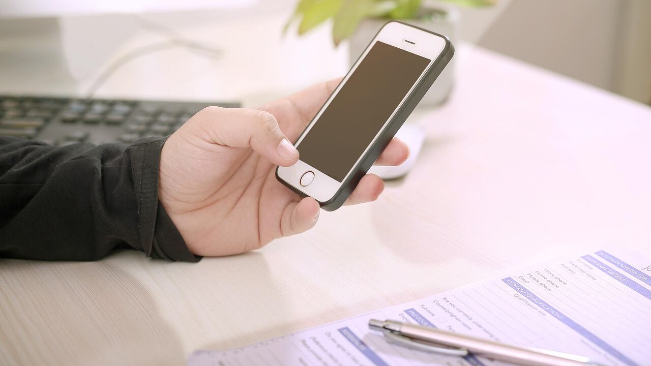 Addio app a pagamento per scansionare i documenti. Arriva la funzione scanner direttamente su WhatsApp