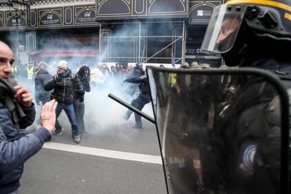 I Gilet gialli invadono Parigi nella quinta giornata di proteste 4
