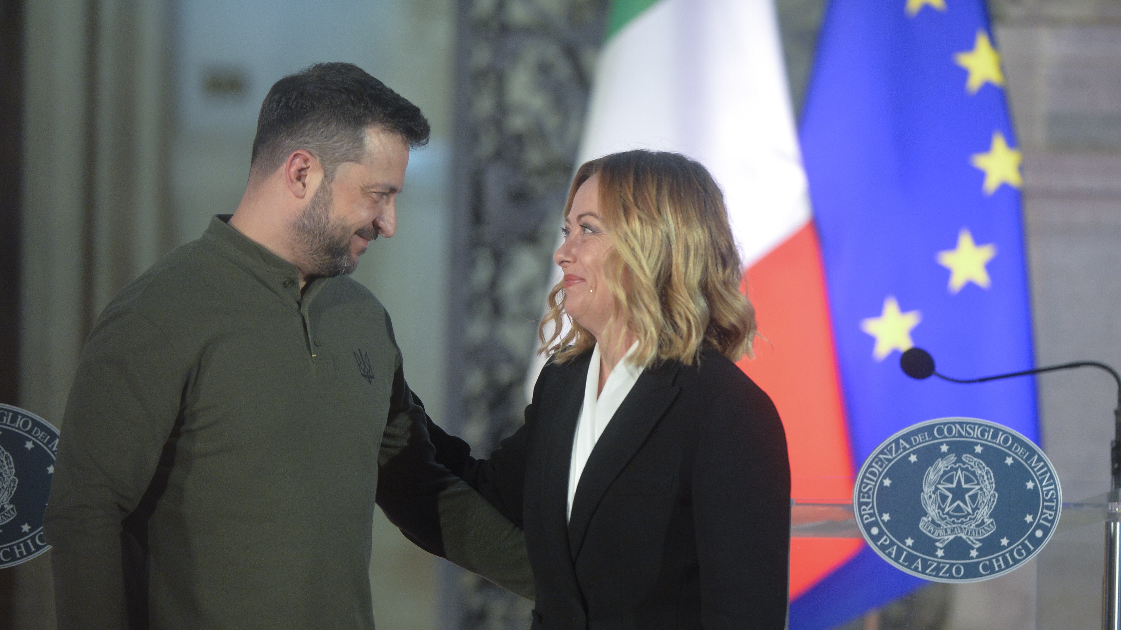 Più sostegno e ingresso nella Ue. Abbraccio tra Meloni e Zelensky