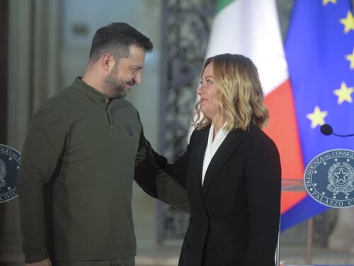 Più sostegno e ingresso nella Ue. Abbraccio tra Meloni e Zelensky