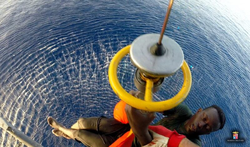 Migranti aggrappati a un barile tratti in salvo 7