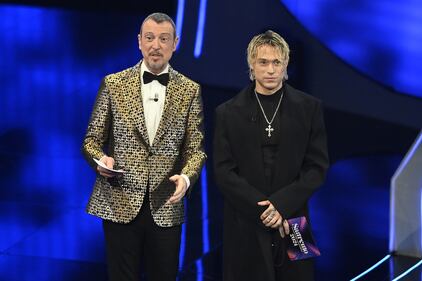 Sanremo 2024: ecco il look della terza serata del Festival di Irama 1