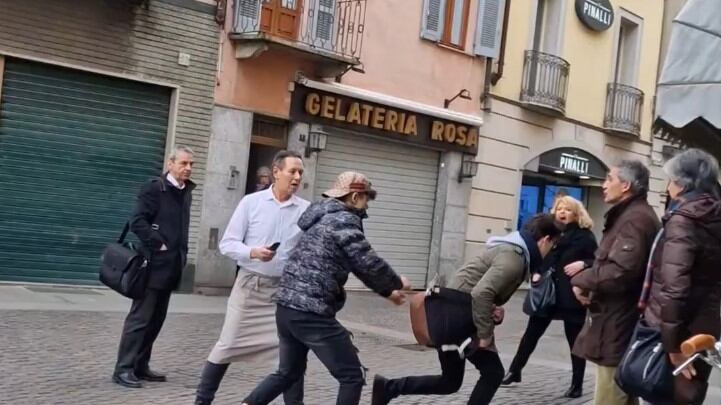 "Italiano sfigato, se parli ti picchio". E i rumeni aggrediscono il barista