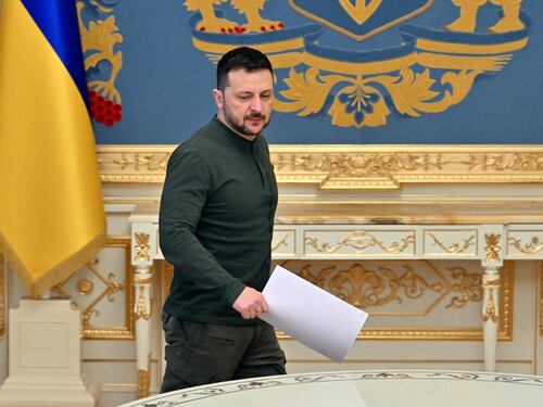 Zelensky, offerta agli Usa: "Lascio se Kiev nella Nato. Da Trump voglio garanzie"
