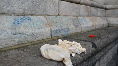 Il portone del Duomo imbrattato da scritte 2