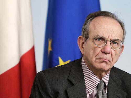 Schiaffone di Padoan a Renzi: "Tagliare le tasse? Prematuro"