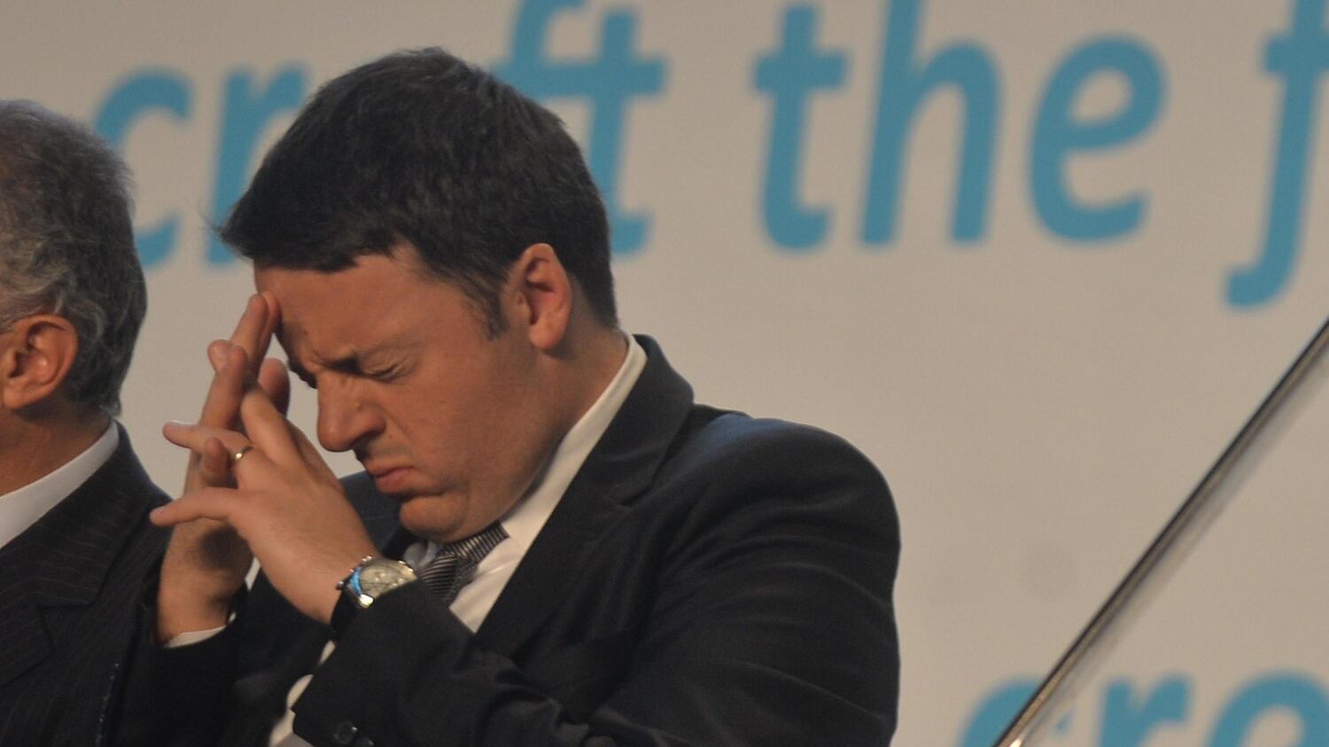 Adesso Renzi ha paura dell'abbraccio grillino. E torna a trattare col Cav