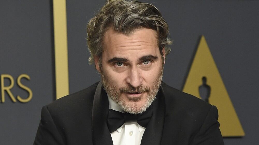 Joaquin Phoenix dedica l'Oscar al fratello: "Corri verso il rifugio con amore e la pace seguirà"