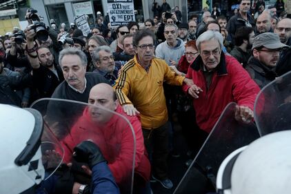 Atene, la polizia sgombera l'emittente occupata Ert 1