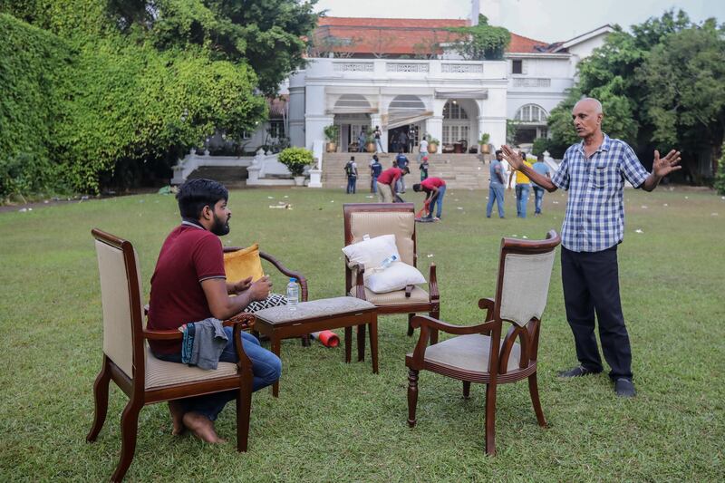 Tuffi in piscina, selfie e violenza: in Sri Lanka assaltati i palazzi del potere 6