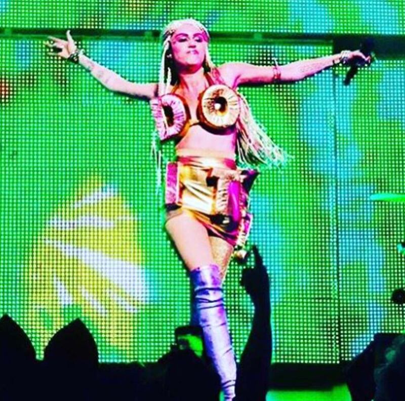 Miley Cyrus chiude il tour con Pamela Anderson 15