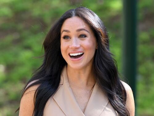 "Non abbiamo il suo numero di telefono…" Così Meghan Markle viene presa in giro ai Golden Globe