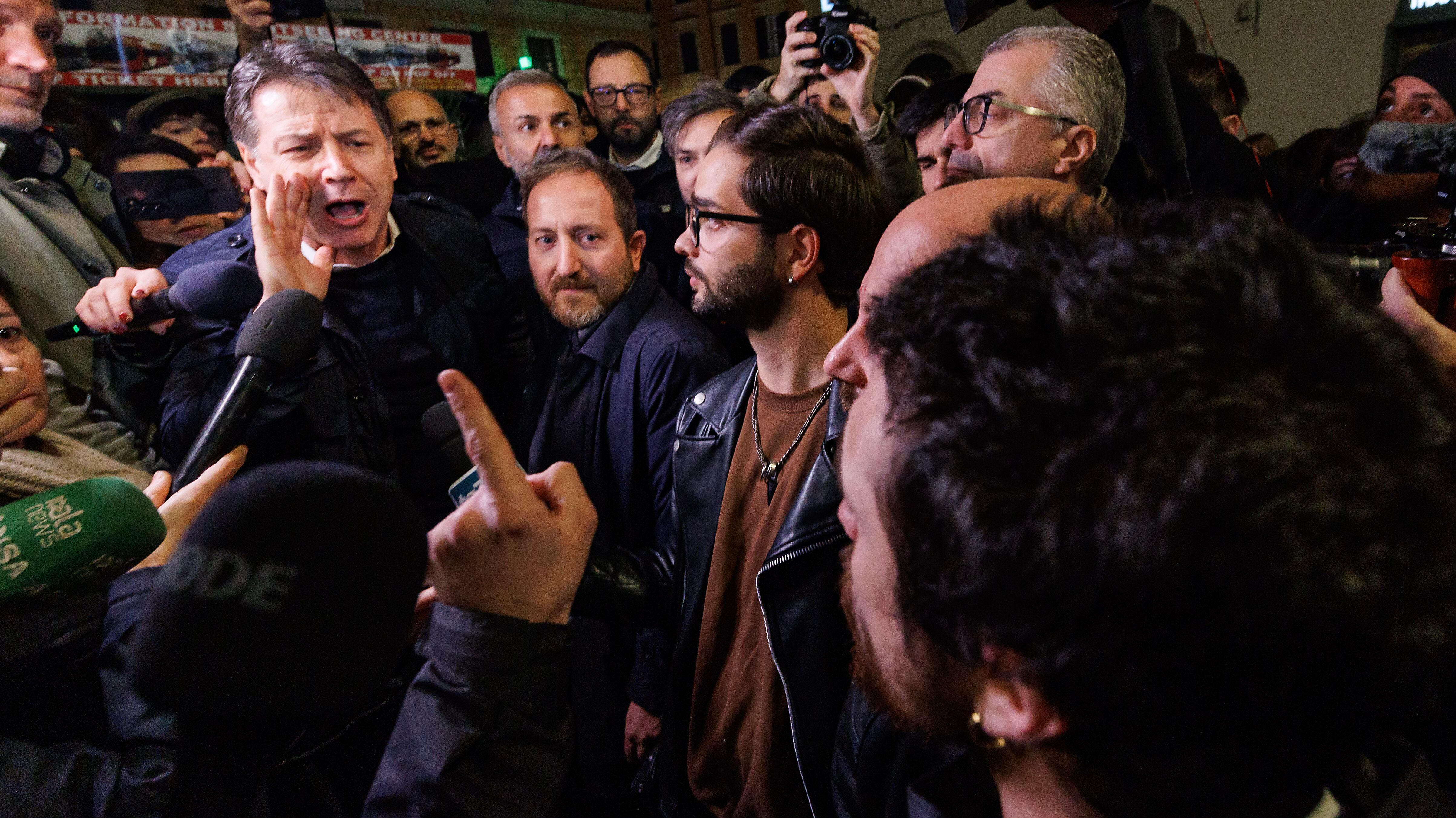 "Dimissioni, Vergogna". Studenti tentano assalto al Viminale e poi sfidano Conte