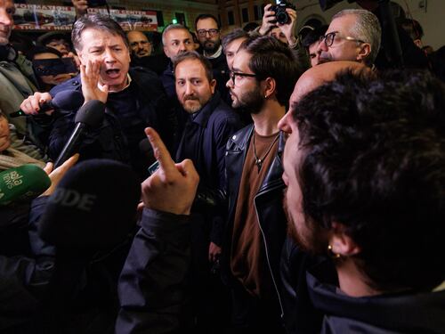"Dimissioni, Vergogna". Studenti tentano assalto al Viminale e poi sfidano Conte