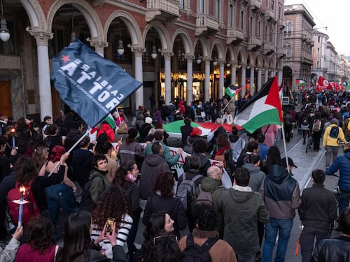 Filo-Hamas e centri sociali alleati. Gli estremisti si prendono la piazza