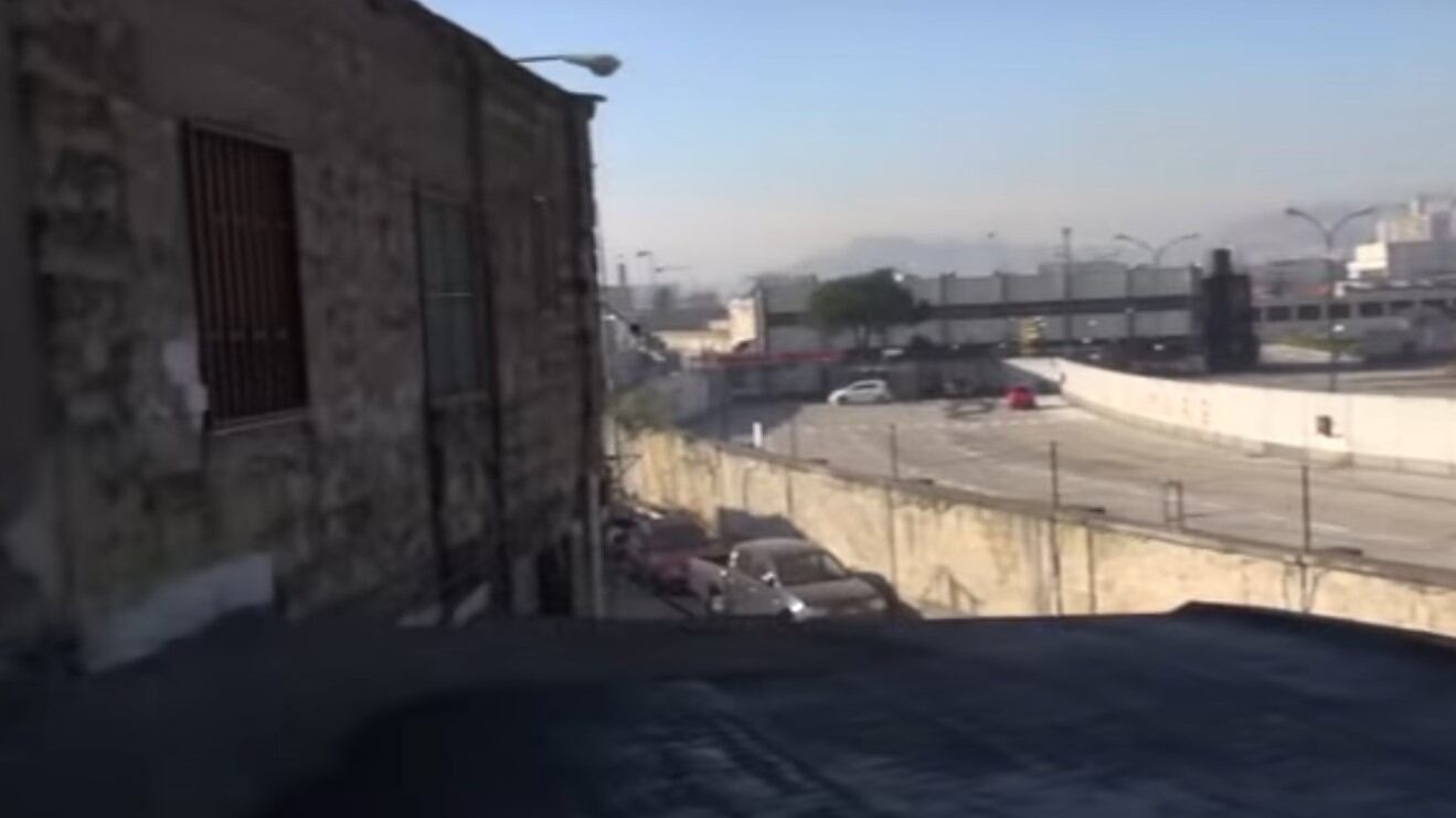 Napoli, clandestino fugge sui tetti e lancia tegole contro agenti