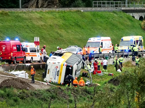 Svizzera, si ribalta un bus turistico con 48 persone a bordo. La polizia: “Morti e feriti”