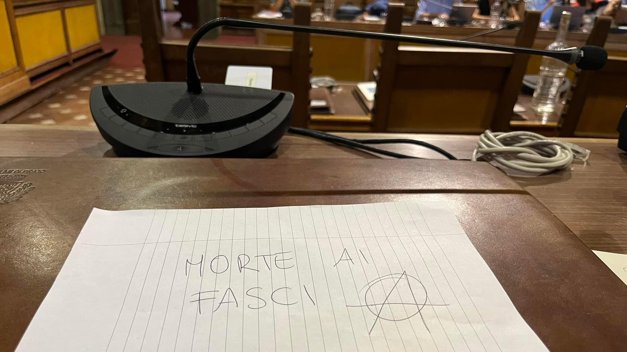 "Morte ai fasci". Minacce al capogruppo di Fratelli d'Italia