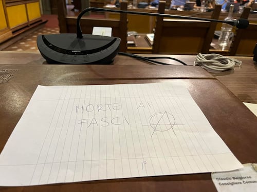 "Morte ai fasci". Minacce al capogruppo di Fratelli d'Italia